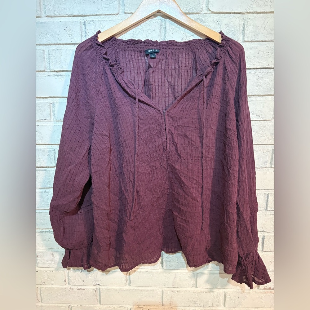 TORRID Size 1 Dusty Purple Blouse. Textured. Hook and eye front closures. EUC